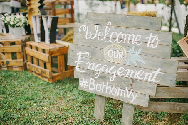 Bảng welcome xinh xắn được đ&oacute;ng từ những thanh gỗ cũ với n&eacute;t viết đ&aacute;ng y&ecirc;u