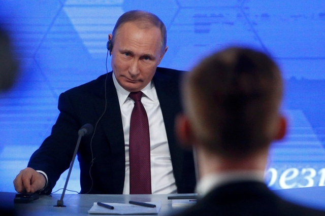 
Tổng thống Nga Putin trong cuộc họp b&aacute;o thường ni&ecirc;n lần thứ 12 trước 1.500 nh&agrave; b&aacute;o. Trả lời c&acirc;u hỏi về cuộc bầu cử tổng thống Mỹ, &ocirc;ng Putin n&oacute;i rằng kh&ocirc;ng ai tin Trump thắng, trừ ch&uacute;ng t&ocirc;i v&agrave; hy vọng c&oacute; được mối quan hệ mang t&iacute;nh x&acirc;y dựng với nước Mỹ. Ảnh: Reuters.
