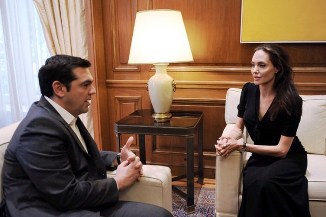 Một số hình ảnh khác về vóc dáng khẳng khiu của Angelina Jolie