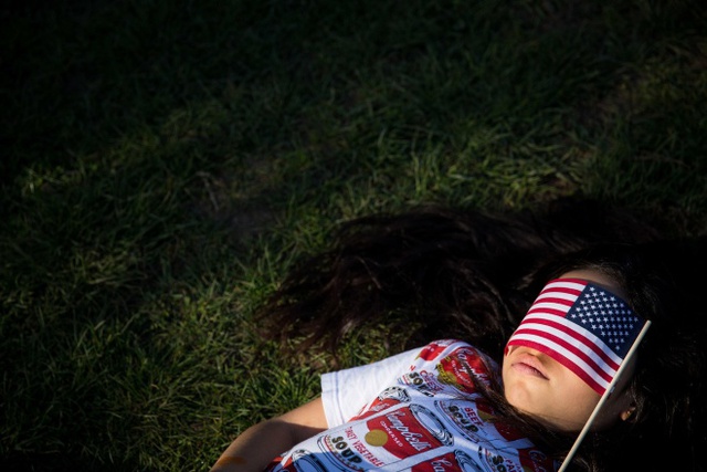 
Angiolina Cima-Turzio, 9 tuổi, nghỉ ngơi tại công viên ở Brooklyn ngày 17/4.
