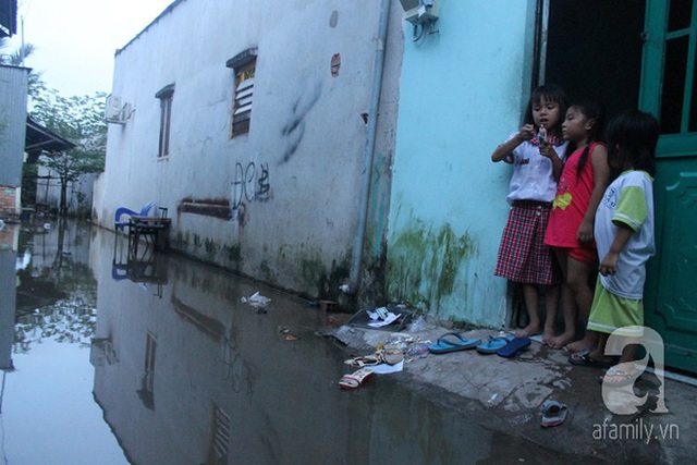 
Nước ngập sâu trong một con hẻm ở đường Lê Văn Lương.

