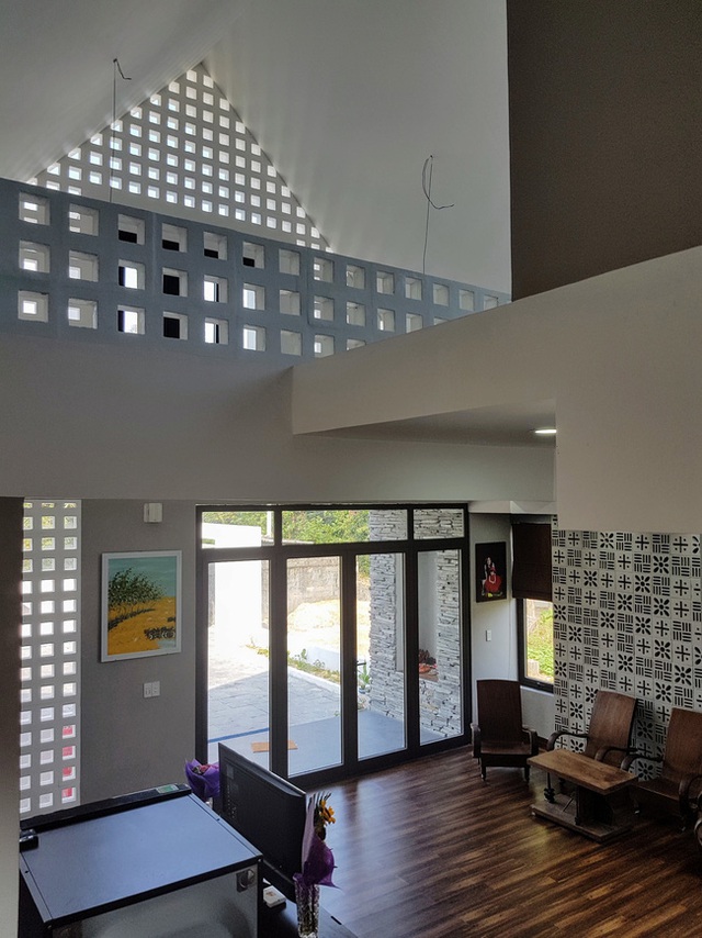 Chất liệu gạch th&ocirc;ng gi&oacute; gi&uacute;p ng&ocirc;i nh&agrave; vừa đẹp, vừa ngập tr&agrave;n &aacute;nh s&aacute;ng.