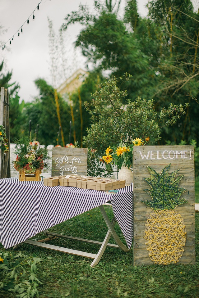 Một bảng welcome kh&aacute;c được đ&oacute;ng đinh v&agrave; quấn kỳ c&ocirc;ng tạo th&agrave;nh h&igrave;nh quả dứa.