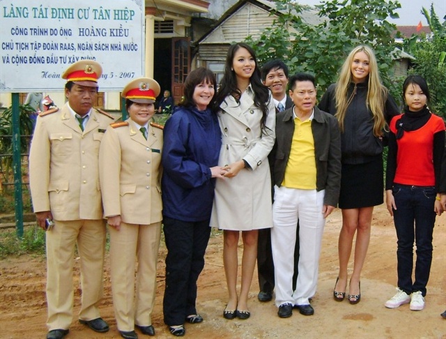 
Trương Tử Lâm cùng Hoa Hậu Ksenia Sukhinova và Chủ tịch Miss World Julia Morley chụp ảnh kỉ niệm với vị tỷ phú gốc Việt trong chuyến thăm tại làng Tân Hiệp, Quảng Trị năm 2009.
