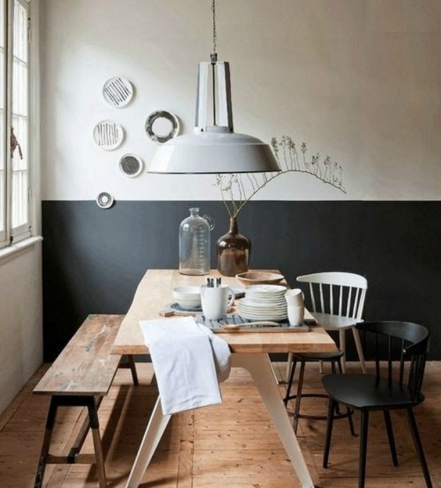 Tuy được mix giữa những chiếc ghế không cùng loại những bộ bàn ăn vẫn ăn khít với phong cách thiết kế tổng thể của căn bếp. Những chiếc ghế đen – trắng đồng điệu với màu tường, bàn ăn và chiếc ghế dài lại ăn nhập với kiểu sàn gỗ.