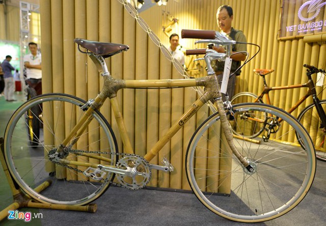 Xe đạp cổ điển cao cấp có khung được làm từ chất liệu sợi tự nhiên. Yên được làm từ da bò, các chi tiết như po tăng, tay lái, chén cổ đều được thiết kế theo kiểu cổ điển. Chiếc xe có giá trên 27 triệu đồng.