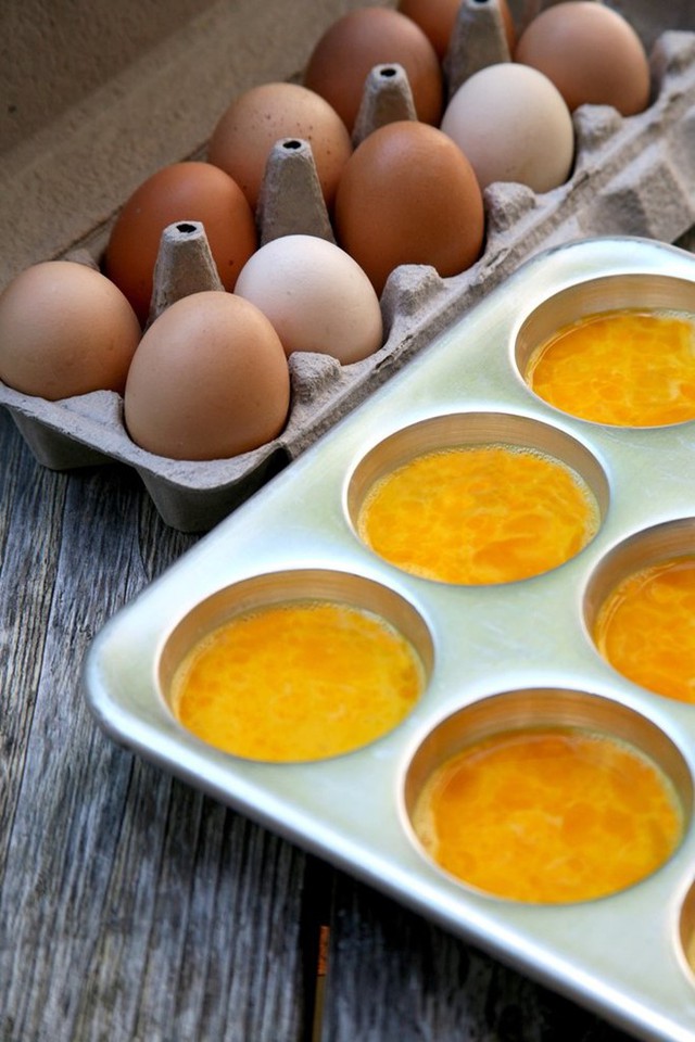 Bảo quản trứng sắp hỏng: Trứng có thể để được trong vòng 5 tuần trong ngăn mát tủ lạnh, và 6 tháng trong tủ đá. Cách dễ nhất là cho trứng vào khay muffin rồi bỏ vào ngăn đá, sau đó bạn lấy các viên trứng đã đóng đá cho vào túi ziploc.