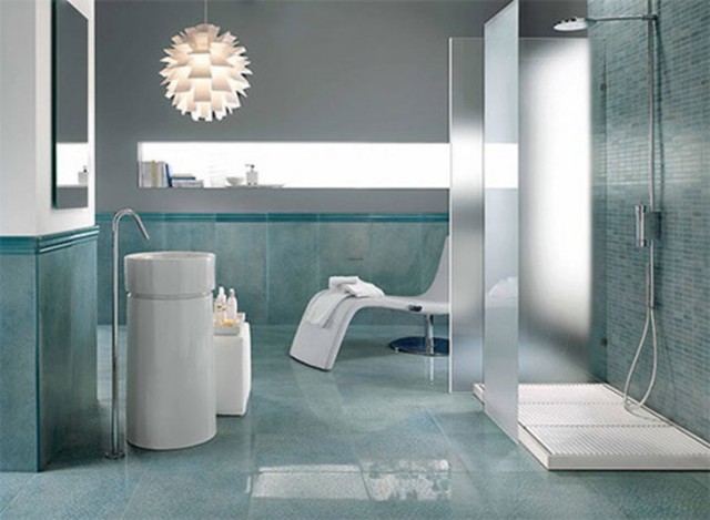 Gạch thủy tinh với màu xanh ngọc cùng cửa kính và đồ nội thất màu trắng giúp tôn lên vẻ đẹp hiện đại của phòng tắm.
