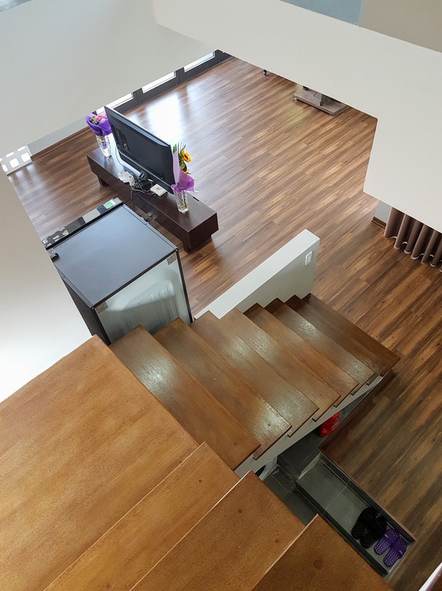 Cầu thang chưa ho&agrave;n thiện phần tay vịn.