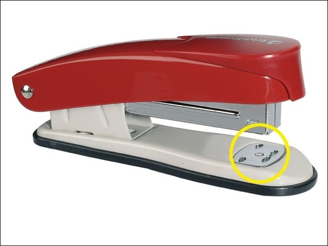 Mẩu kim loại ở chiếc dập ghim d&ugrave;ng để l&agrave;m g&igrave;? B&igrave;nh thường, mẩu kim loại n&agrave;y gi&uacute;p phần ghim dập được kh&iacute;t v&agrave; v&agrave;o đ&uacute;ng vị tr&iacute; cần thiết. C&ograve;n nếu bạn dập ở chế độ mở 180 độ, phần dập ch&iacute;nh với ghim sẽ l&agrave;m nhiệm vụ, trong khi nửa c&ograve;n lại mở ra ngo&agrave;i. Như vậy th&igrave; ng&oacute;n bạn sẽ kh&ocirc;ng bị đau v&agrave; c&ograve;n tiết kiệm giấy.