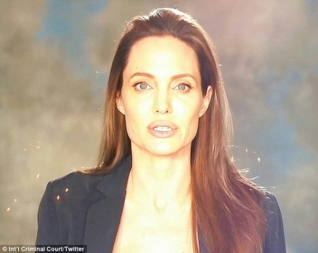 Hình ảnh Angelina Jolie vào tháng 11 vừa qua, trông vẫn khá khỏe mạnh
