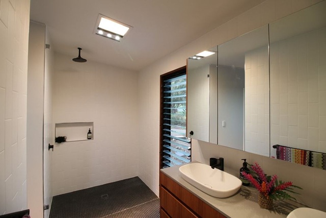 Phòng tắm nhỏ với tông màu trắng.