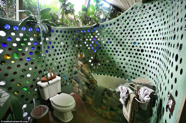 Nhà vệ sinh được thiết kế thống thoáng và khá ấn tượng, vừa hiện đại vừa gần gũi với thiên nhiên.