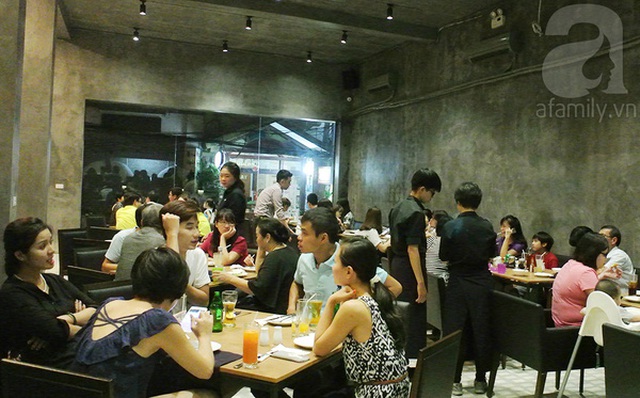 Pizza 4Ps l&agrave; pizza của người Nhật, do người Nhật l&agrave;m chủ v&agrave; s&aacute;ng tạo hầu hết c&aacute;c c&ocirc;ng thức n&ecirc;n thực đơn v&agrave; pizza ở đ&acirc;y rất kh&aacute;c biệt. Điều tạo n&ecirc;n sự kh&aacute;c biệt của Pizza 4Ps trước hết nằm ở kh&acirc;u b&aacute;nh tươi ho&agrave;n to&agrave;n. Đến order n&agrave;o, thợ mới l&agrave;m đế b&aacute;nh, trải topping. Kế đ&oacute; l&agrave; nướng bằng l&ograve; củi, điều rất &iacute;t thấy trong h&agrave;ng trăm, ng&agrave;n tiệm pizza ở H&agrave; Nội. V&igrave; thế lớp vỏ b&aacute;nh ở đ&acirc;y mềm, xốp, phần r&igrave;a thơm nhẹ m&ugrave;i bột ch&aacute;y, phần b&ecirc;n trong hơi mềm, c&aacute;c nguy&ecirc;n liệu đều vừa tới, tươi.