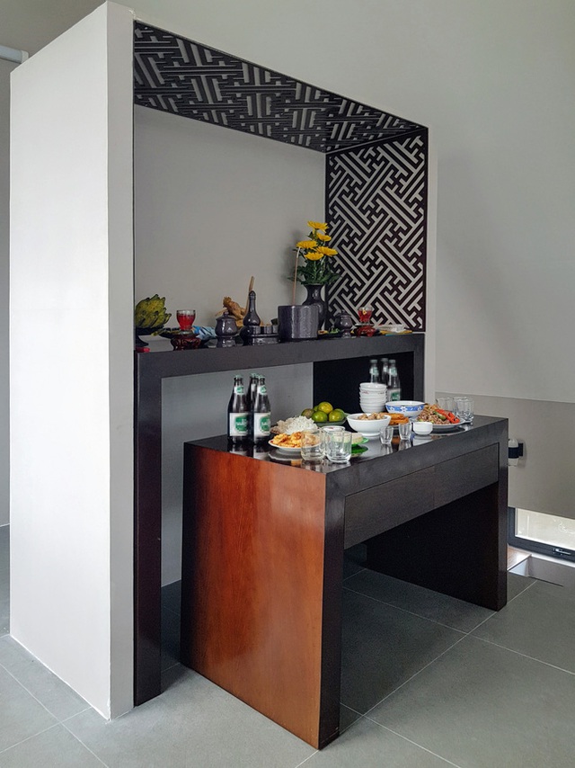 Ph&ograve;ng thờ bố tr&iacute; tr&ecirc;n tầng lửng, đơn giản nhưng trang nghi&ecirc;m.