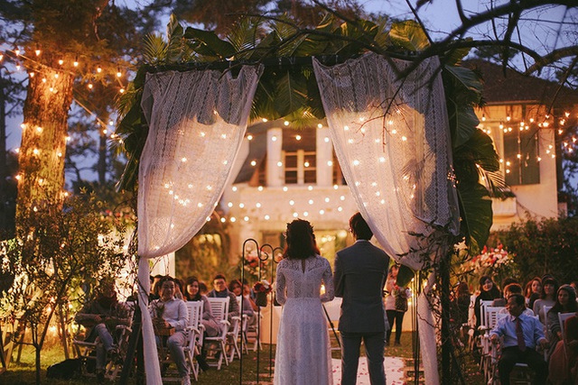 S&acirc;n khấu tiệc buổi tối được thắp s&aacute;ng bằng những d&acirc;y b&oacute;ng đ&egrave;n tr&ograve;n m&agrave;u trắng.