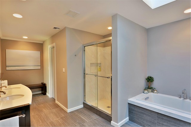 Phòng tắm có bồn tắm và buồng tắm đứng riêng tách biệt. Khu vực vệ sinh cũng được tách riêng bằng một cánh cửa khác.