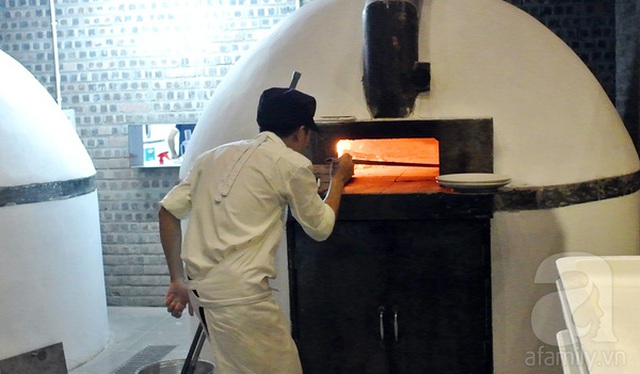 
V&agrave; nướng trực tiếp bằng củi.
