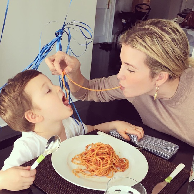 
Ivanka cùng ăn spaghetti với con trai Joseph trong bữa trưa.
