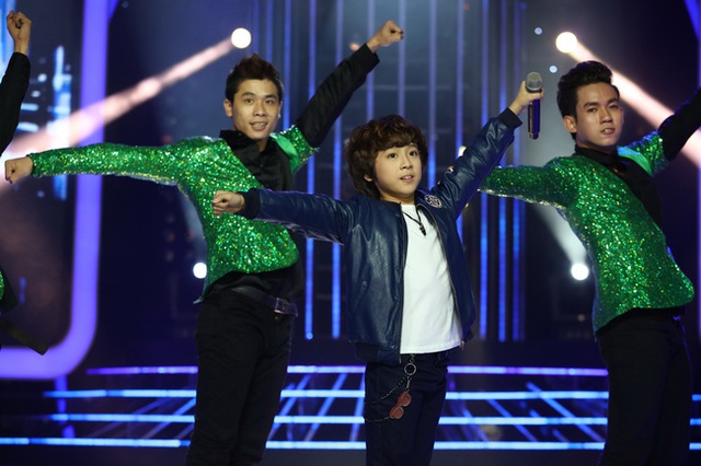 
Á quân Vietnam Idol Kids Gia Khiêm cũng góp giọng trong chương trình qua tiết mục mang tên Get down. Phong cách trình diễn tự nhiên của cậu bé đã làm diu bớt không khí căng thẳng của các thí sinh đang chờ đợi kết quả cuối cùng.
