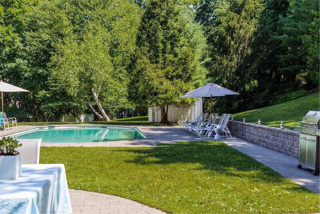 Bên ngoài ngôi nhà là một bể bơi được bao quanh bởi cây xanh thích hợp cho những lúc thư giãn.