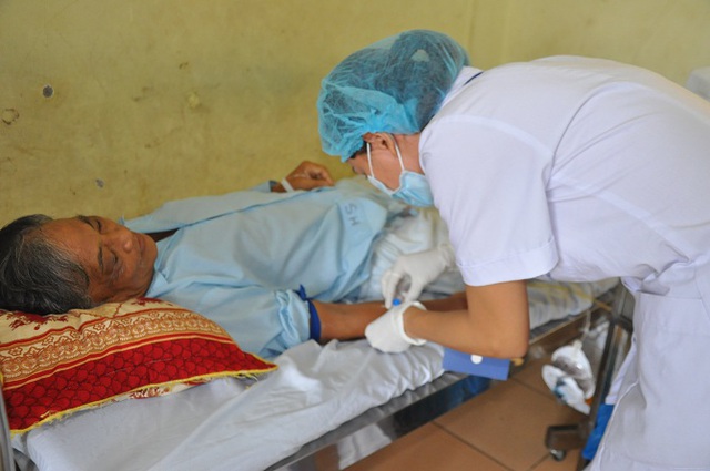 Bệnh nhân Nguyễn Nhật Quý được các bác sĩ Bệnh viện đa khoa huyện Hoài Đức phẫu thuật thành công cổ xương đùi.