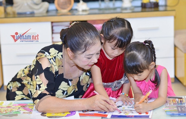 Diễn viên Thanh Loan dạy cháu nội và cháu ngoại học vẽ.