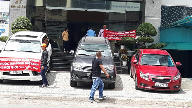 Băng rôn biểu tình đòi nợ được giang trước trụ sở công ty Long Kim Phát