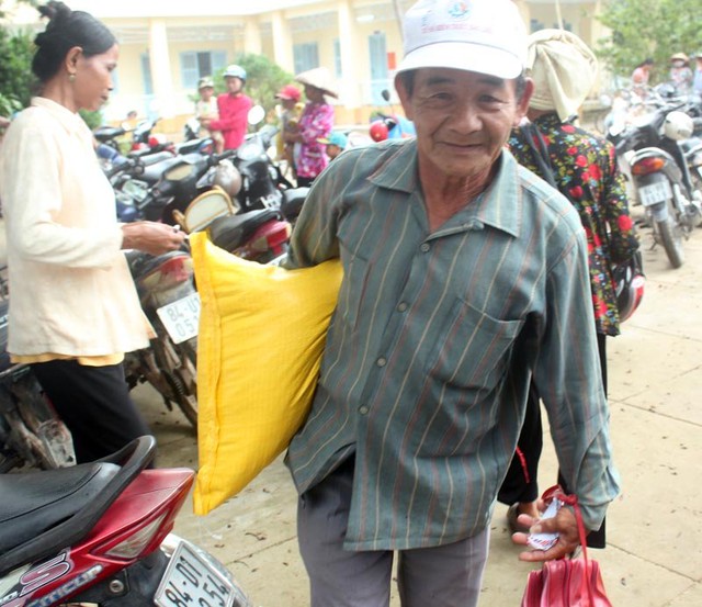 
Ông Đào Văn Phúc (60 tuổi) nhận gạo và tiền đầu tiên
