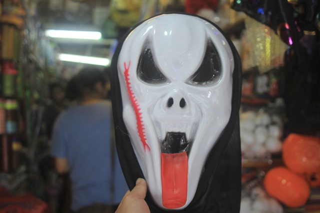 Một chiếc mặt nạ ma thần chết có giá 20.000 đồng/sản phẩm