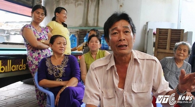 
&Ocirc;ng V&otilde; Văn B&iacute;ch, bố của nạn nh&acirc;n T.U rất bức x&uacute;c khi xem clip con g&aacute;i bị h&agrave;nh hung.
