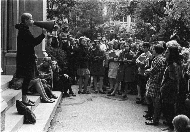 
Hillary Rodham trong một cuộc biểu tình sinh viên vào năm 1968 (ảnh: Wellesley College Archives)
