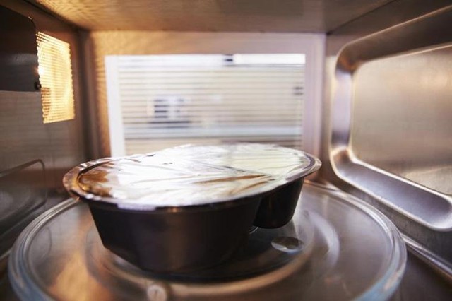 
Bọc nilong thực phẩm trước khi cho vào lò sẽ giúp giữ nước và rút ngắn thời gian nấu cho thực phẩm.
