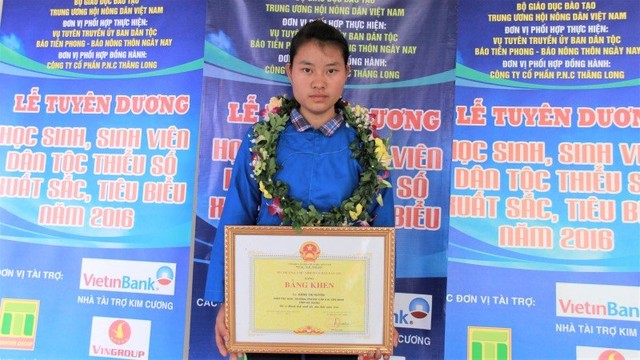
Em Đặng Thị Huyền nhận bằng khen tại Lễ tuy&ecirc;n dương học sinh d&acirc;n tộc thiểu số học giỏi 2016. Ảnh: L&ecirc; Văn.
