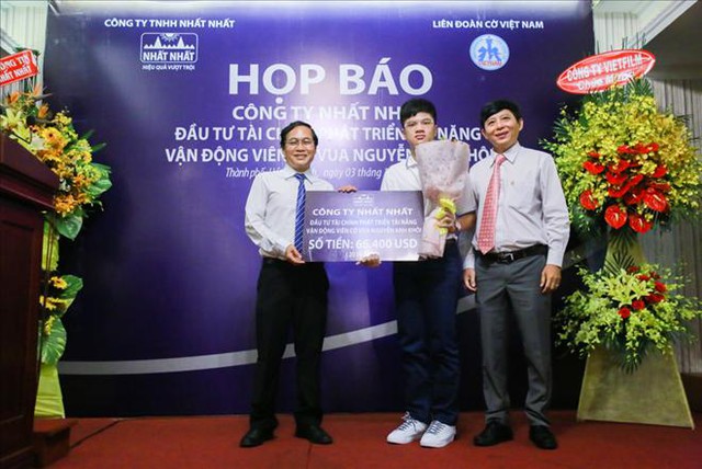 
Nguyễn Anh Khôi nhận quyết định đầu tư từ công ty Nhất Nhất
