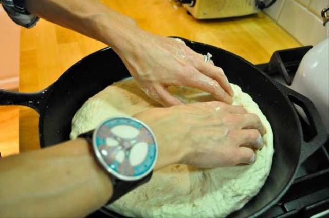 Để bột nghỉ 5 phút, dùng chày cán từng khối bột nhỏ thành hình tròn dày 2mm, còn đường kính bánh tùy theo kích cỡ chảo bạn có.