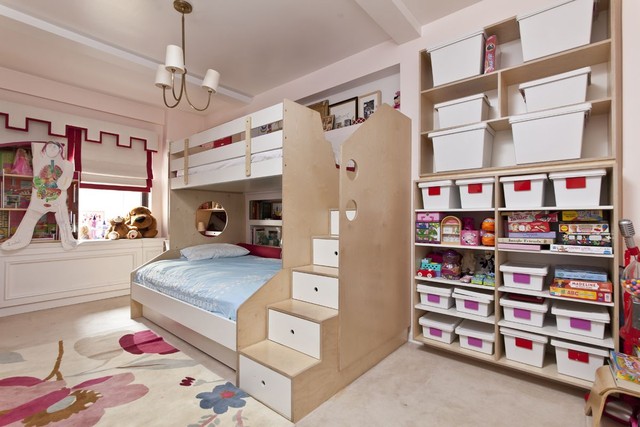 Vẫn là thiết kế giường tầng lý tưởng với cầu thang tích hợp thêm tính năng lưu trữ đồ bằng các ngăn kéo. Kệ để đồ với những chiếc thùng nhựa nhỏ giúp bé tập cách phân loại và sắp xếp đồ gọn gàng trong phòng của mình.