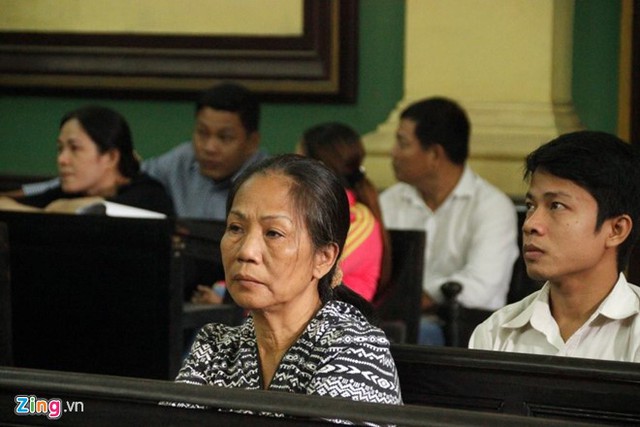 B&agrave; Nguyễn Thị Phượng (vợ bị c&aacute;o) kh&ocirc;ng k&igrave;m được nước mắt khi nghe chồng khai tại t&ograve;a. Ảnh: Thăng Long.