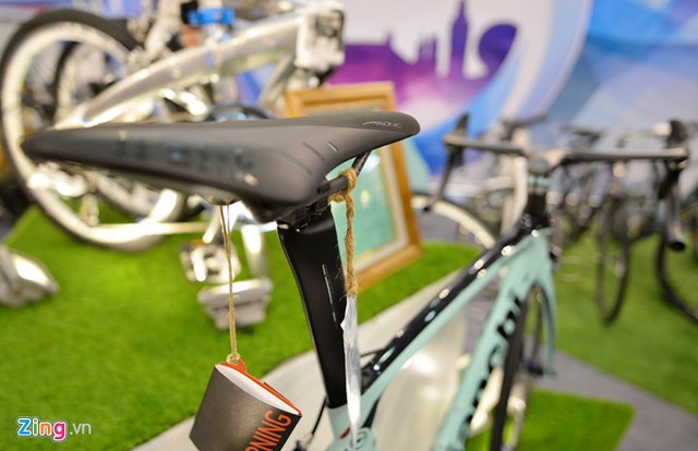 Đây là loại xe đạp đua đường trường Oltre XR 4 Super Recor EPS 11sp, được làm từ chất liệu carbon.