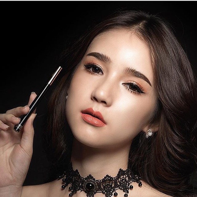 Kh&oacute; c&oacute; thể nhận ra, c&ocirc; g&aacute;i trong bức h&igrave;nh l&agrave; một người chuyển giới.