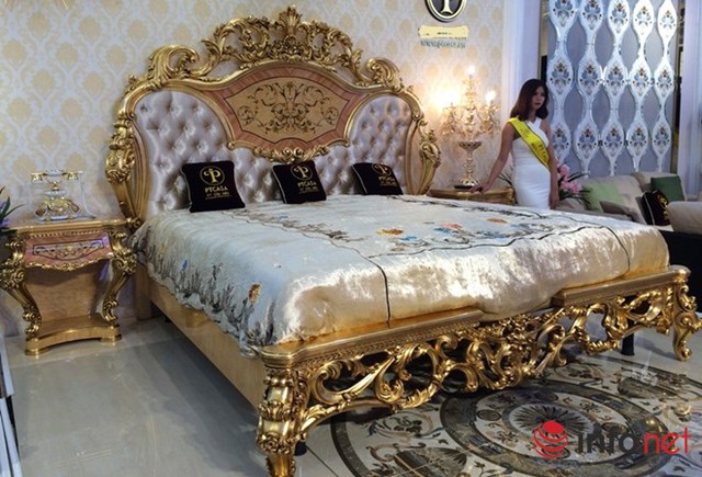 Bộ giường ngủ và gương cùng bàn ghế trang điểm có giá hơn 870 triệu đồng. Ảnh: Minh Thư