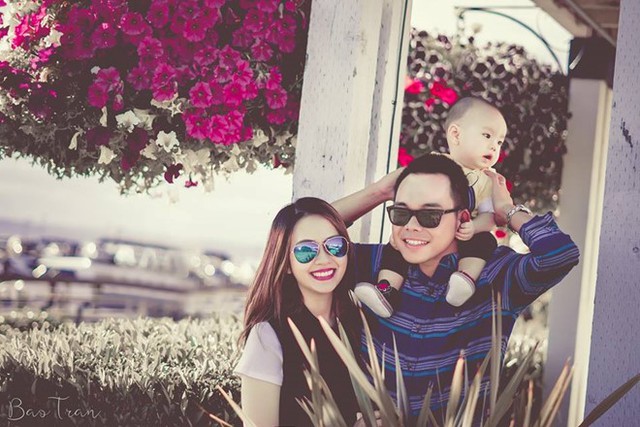 
Gia đ&igrave;nh Triệu Ho&agrave;ng &ndash; Huyền Trang đ&oacute;n con đầu l&ograve;ng &ndash; b&eacute; Leo &ndash; v&agrave;o năm 2015. L&uacute;c n&agrave;y Triệu Ho&agrave;ng cho ra mắt ca kh&uacute;c tự s&aacute;ng t&aacute;c v&agrave; thể hiện - Thi&ecirc;n thần nhỏ l&agrave;m qu&agrave; tặng b&agrave; x&atilde; v&agrave; con trai vừa ch&agrave;o đời.
