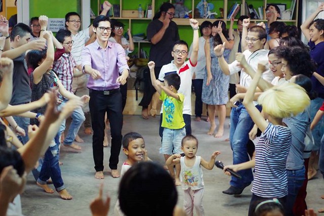 
Ở Toa T&agrave;u, người ta dạy nhau c&aacute;ch để c&oacute; niềm vui. Ảnh: NVCC.

