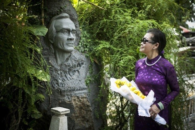 
Khánh Ly trong lần viếng thăm mộ cố nhạc sĩ Trịnh Công Sơn.
