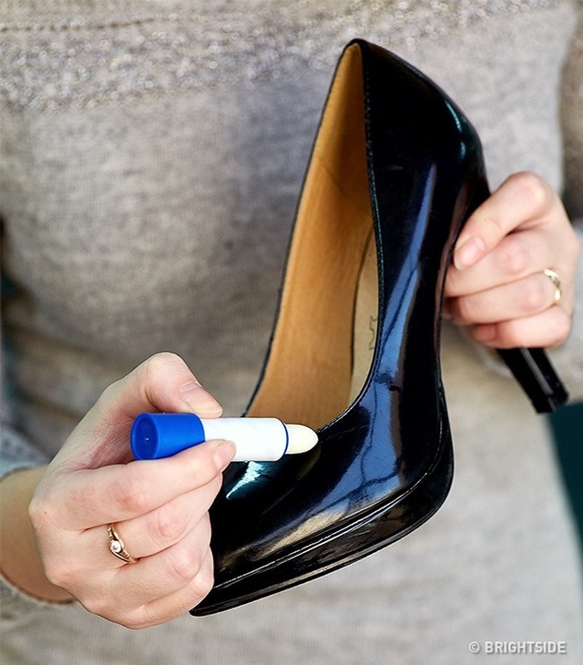 Nếu giày da của bạn có những vết xước nhỏ, hãy dùng son dưỡng môi không màu để làm mới lại đôi giày. Bạn cũng có thể dùng mẹo này với túi xách, thắt lưng, ví hay bất cứ loại đồ da nào. Các món đồ của bạn sẽ được “hồi sinh” nhanh chóng.