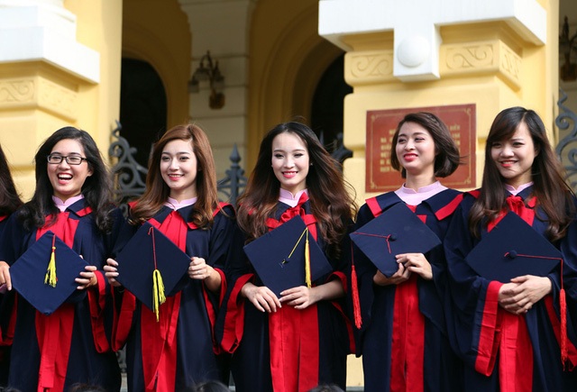 
Á khôi Học viện Ngoại giao 2015 Lê Việt Trinh (thứ 2 từ trái sang) cũng là bạn cùng lớp với Nhật Lệ
