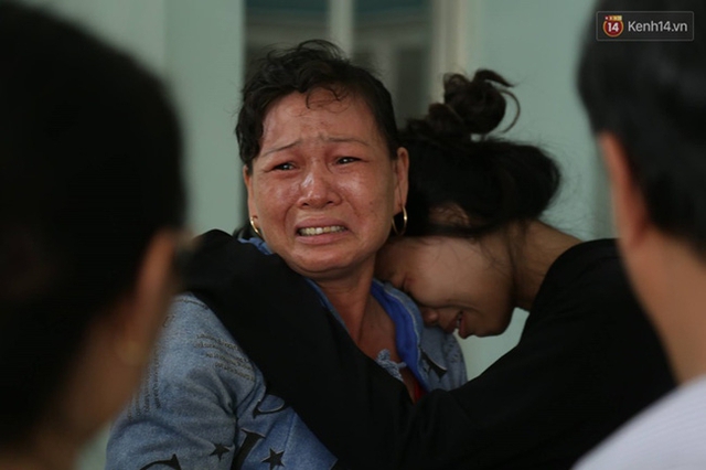 Hai mẹ con &ocirc;m nhau kh&oacute;c b&ecirc;n ngo&agrave;i h&agrave;nh lang bệnh viện.