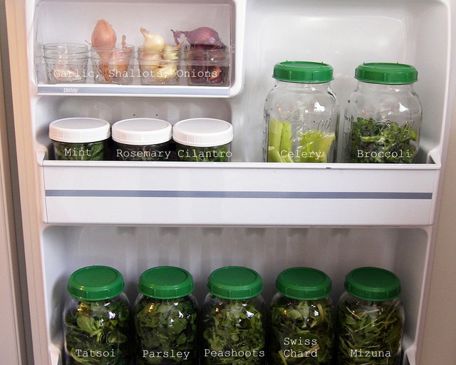 3. Lưu trữ rau xanh theo mùa và bảo quản trong những lọ thủy tinh là cách nên làm để sắp xếp tủ lạnh.