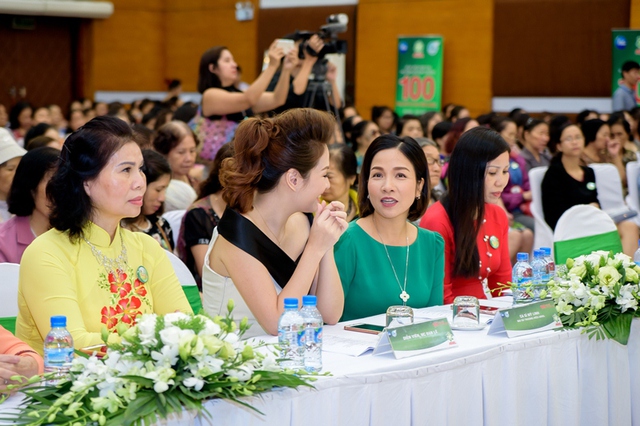 Ca sĩ Mỹ Linh cho biết, c&ocirc; cảm thấy v&ocirc; c&ugrave;ng tự h&agrave;o v&igrave; ng&agrave;y nay, vai tr&ograve; của nữ giới c&agrave;ng ng&agrave;y c&agrave;ng được khẳng định. Họ chủ động, tự tin để ph&aacute;t triển bản th&acirc;n, x&acirc;y dựng sự nghiệp