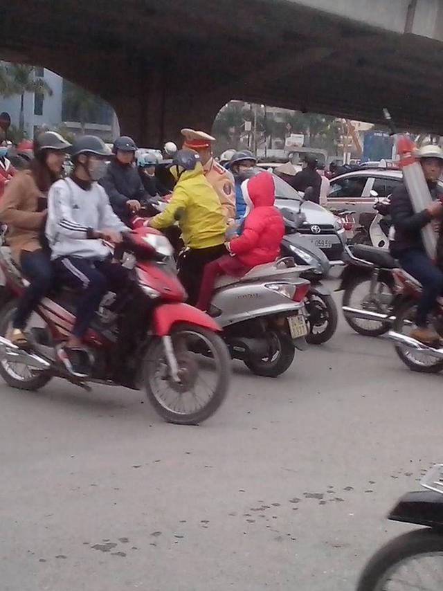 Đến khi người mẹ nhặt hết cam, chiến sĩ CSGT mới y&ecirc;u t&acirc;m tiếp tục l&agrave;m nhiệm vụ. Nguồn: Facebook N.P.M